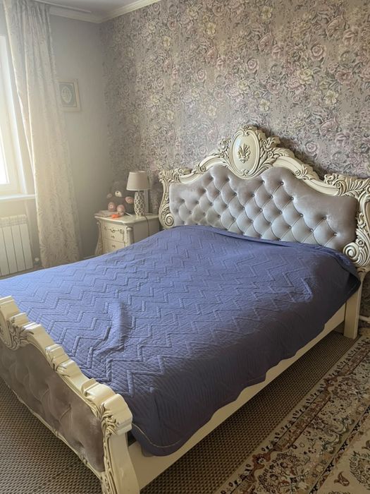 Двухспальная кровать без матраса