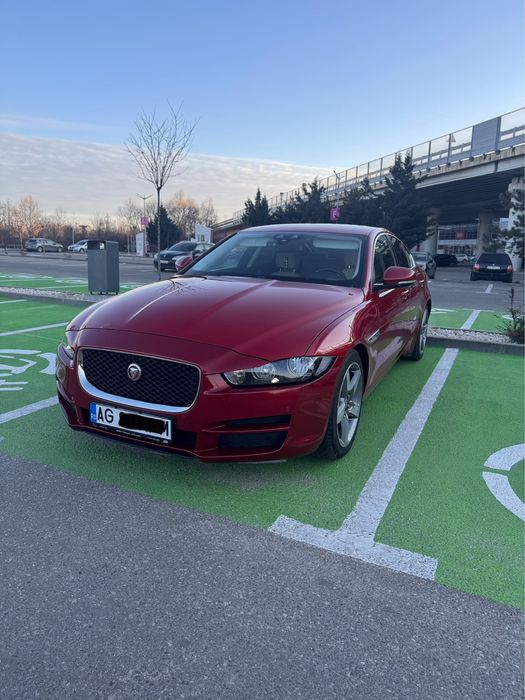 Jaguar XE 2017 rosu