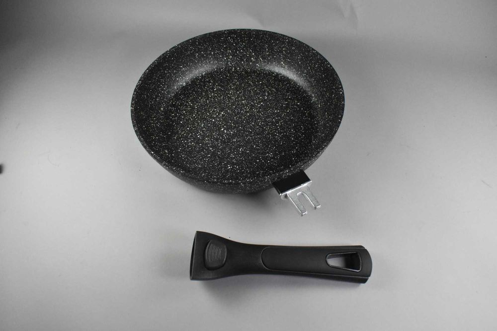 Тиган с незалепващо покрите и падаща дръжка.