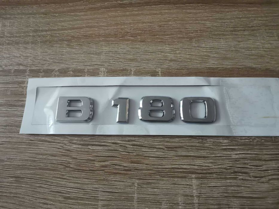 сребрист надпис Mercedes Benz B 180