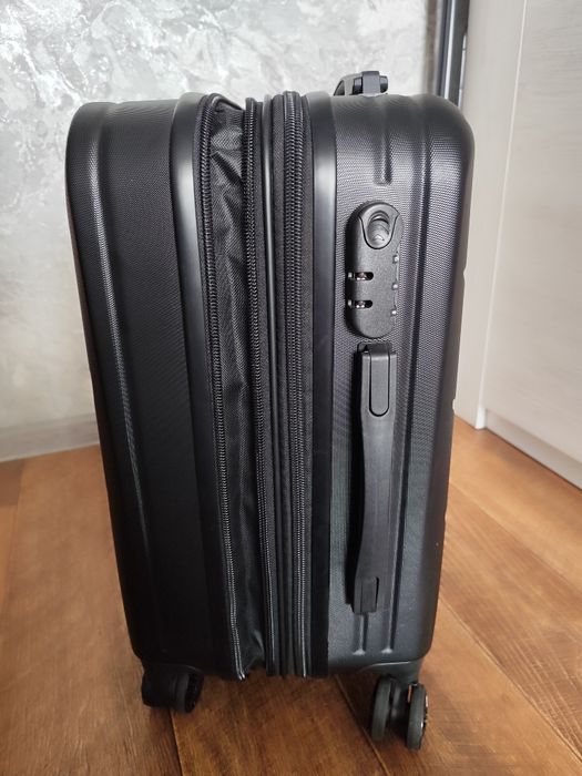 Продам чемодан на 38 л