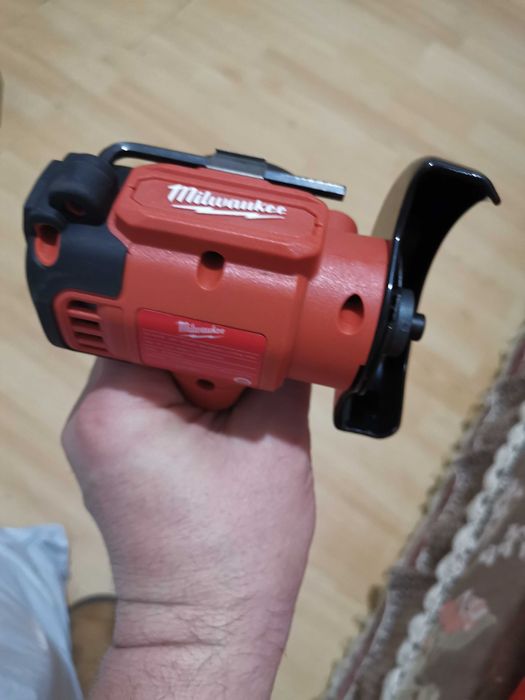 Polizor unghiular pt pânze 75 mm, pt baterii Milwaukee.