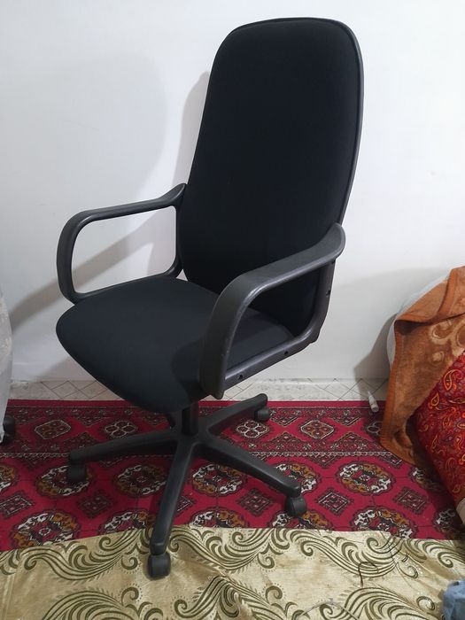Продаются офисное кресло в рабочем состоянии.