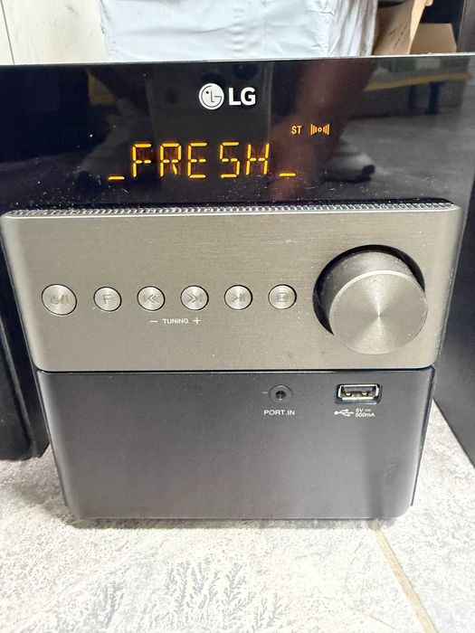 Аудио микросистема LG Micro Hi-Fi Audio System CM1560 Player,FM,USB,AUX,Bluetooth