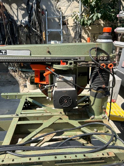 Радиален циркуляр DEWALT DW8001 деволт 220 волта