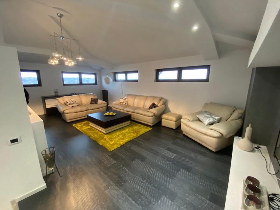 Apartament tip penthouse 3 niveluri Valea Lupului de inchiriat