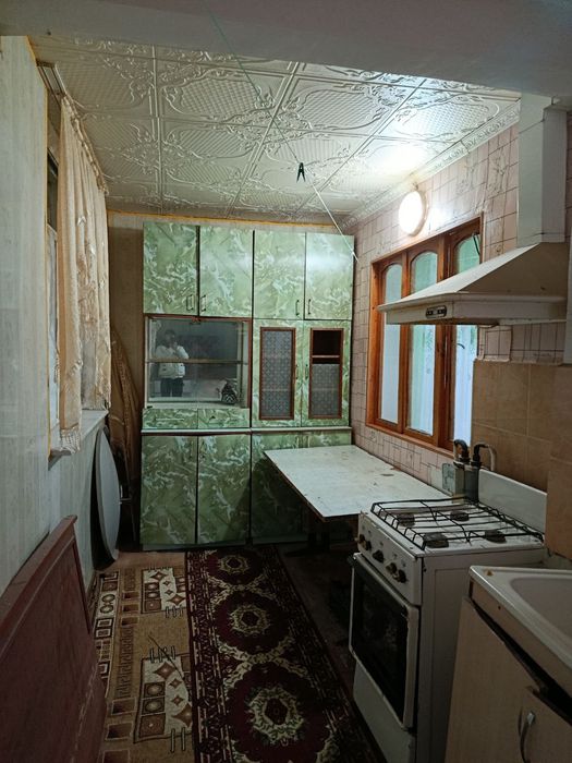 Navoiy sh. Shodlik ko'chadan 2 xona 3 xona qilingan kvartira sotiladi.