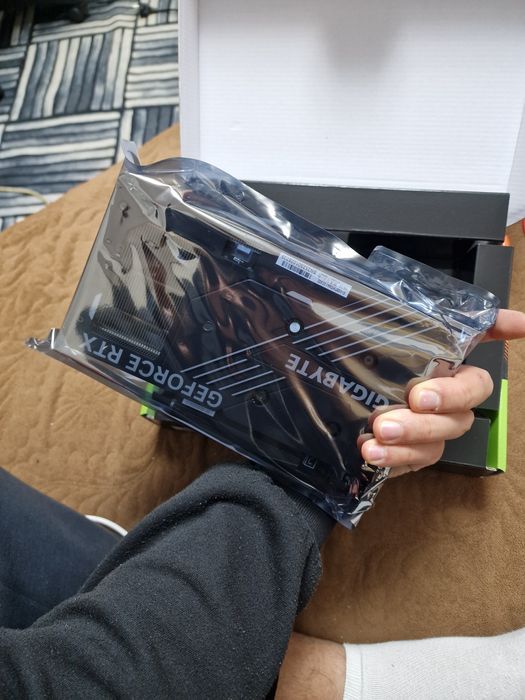 Vând placa video Rtx 5060Ti Gigabyte noua