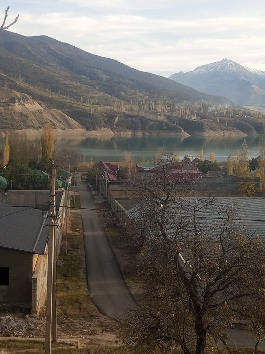 Sirochni 8 sotiĝ  yer  sotiladi  dacha suv boyiga yaqin 1 sotiĝ