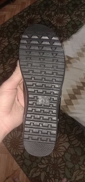 Продам мужские ,зимние ботинки.