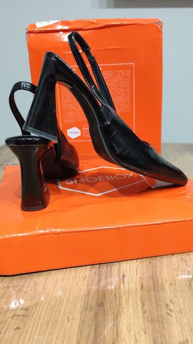 Элегантные черные туфли-слингбэки