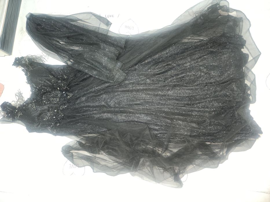 Vecherni koʻylak qora juda chiroyli 54- 56 razmerlarga ham ketadi