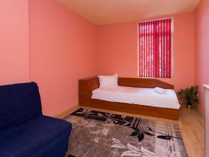 Продава се Тристаен апартамент в София, Център - 82 кв.м за 2257 €/кв.м - Снимка #2