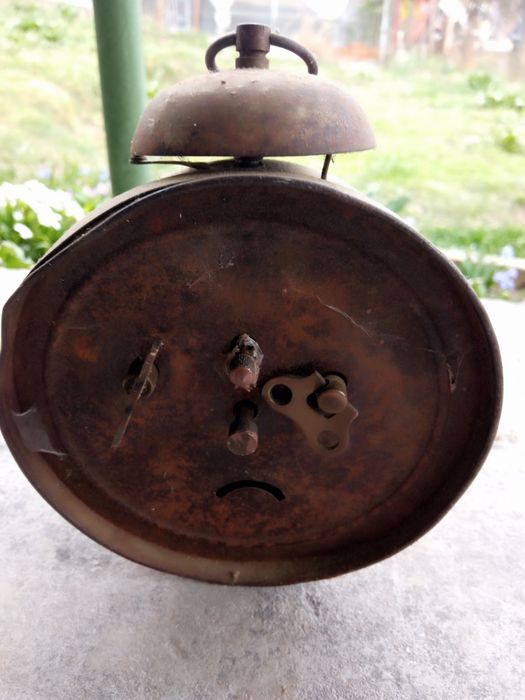 Стар будилник със дървена кутия