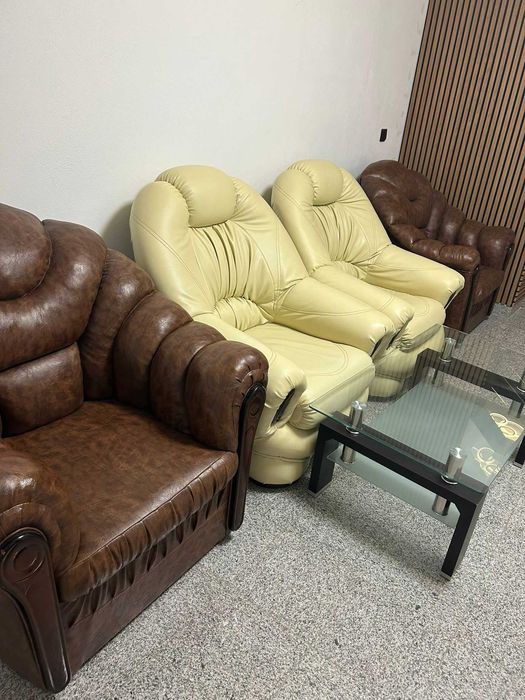 Vand 4 fotolii si masa de sticla