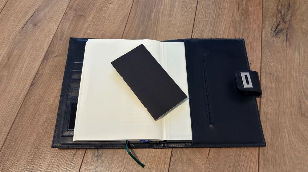 Agendă Petrom – copertă tip piele, cu capsă și spațiu cărți de vizită