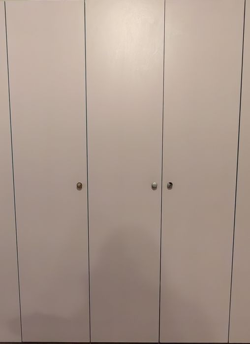 Трикрилен гардероб – просторен и функционален