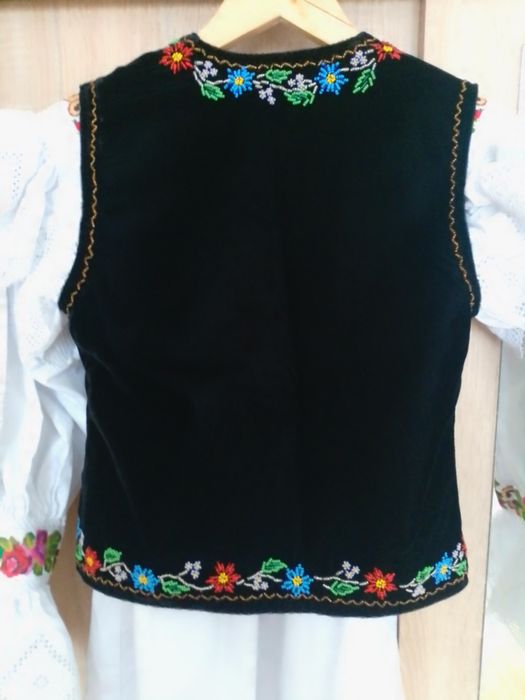 Cojocel de silon brodat manual cu margele