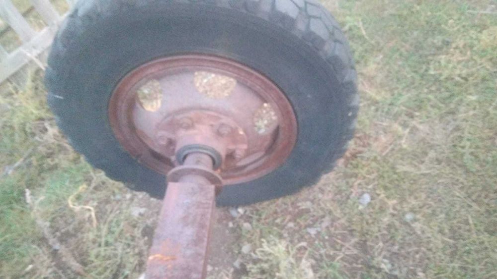 Ось со ступицами для прицепа