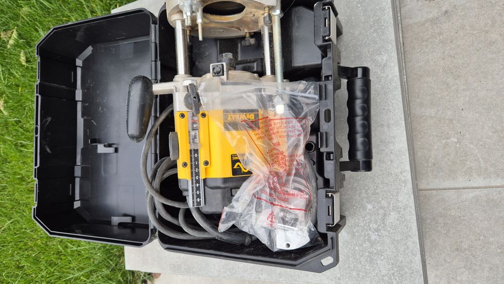 Vand freza DeWalt, foarte putin folosita