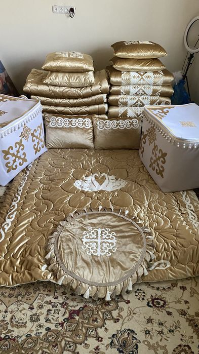 Өте жас қыз мүше құрастырады