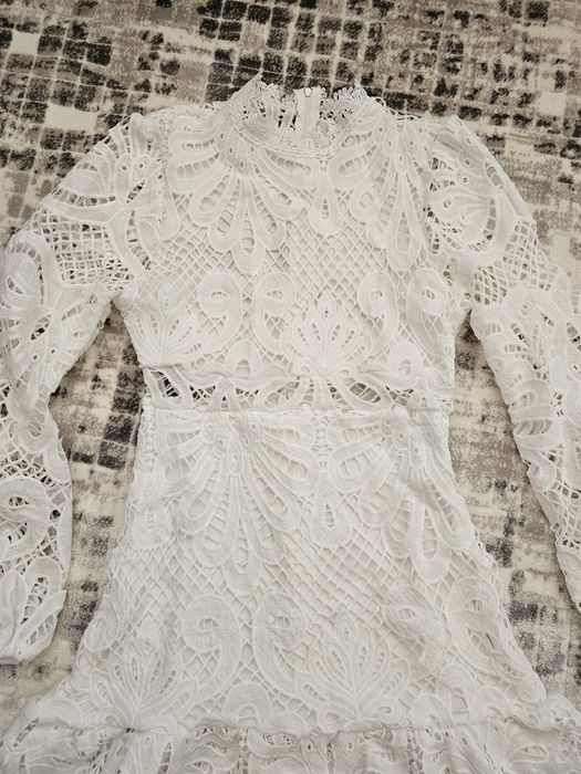 Дантелена бяла рокля