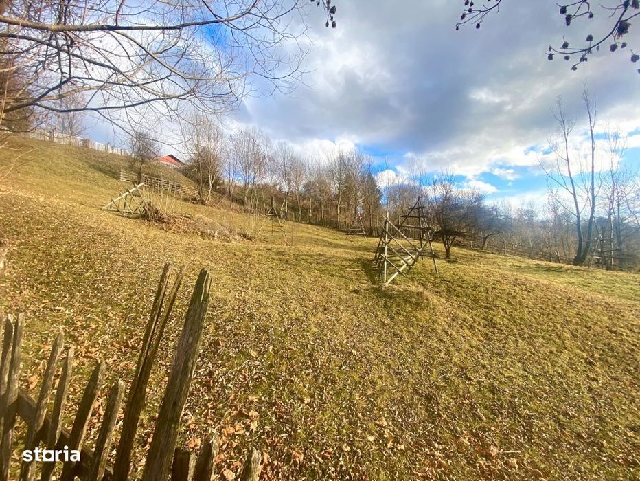 Teren in sat, cu fundatie casa P+1, vedere larga, langa rau