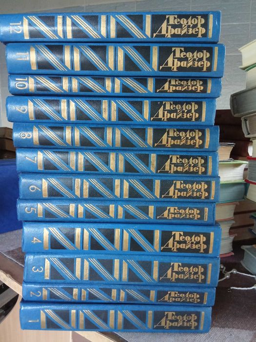 Книги, детская школьная библиотека, современники и классика