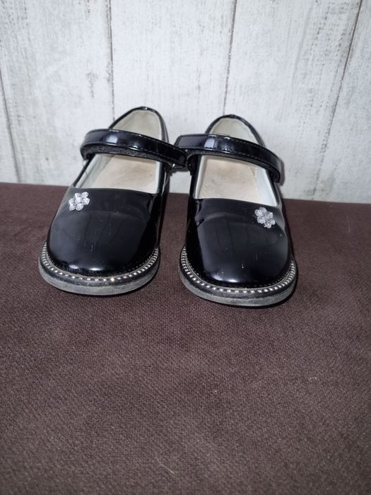 Продам черные туфли на девочку р.26-27