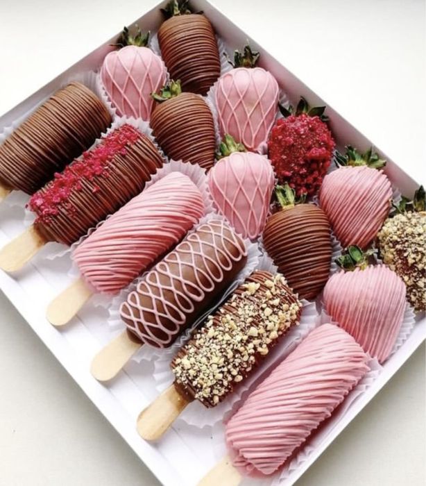 Клубника в шоколаде. Банан в шоколаде