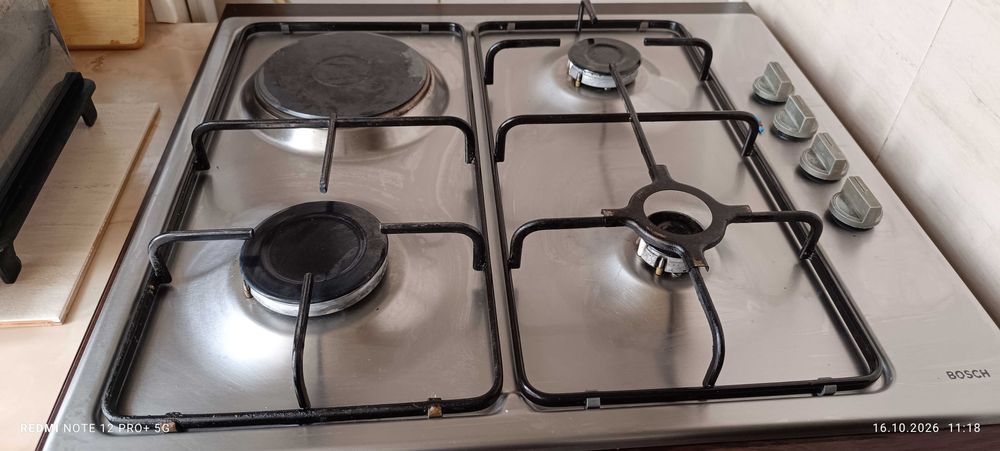 Продавам кухненски плот за вграждане 3 газови зони и 1 на ток в комплект с газова бутилка и 1