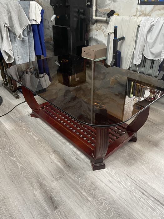 Стол стеклянный. Стол