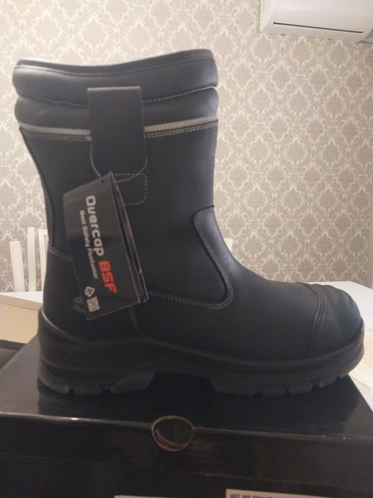 Продам новые  две пары обуви