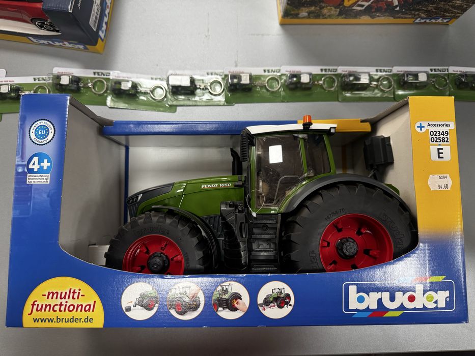 Трактори, комбайни,строителна техника и инвентар Bruder, Siku, Wiking