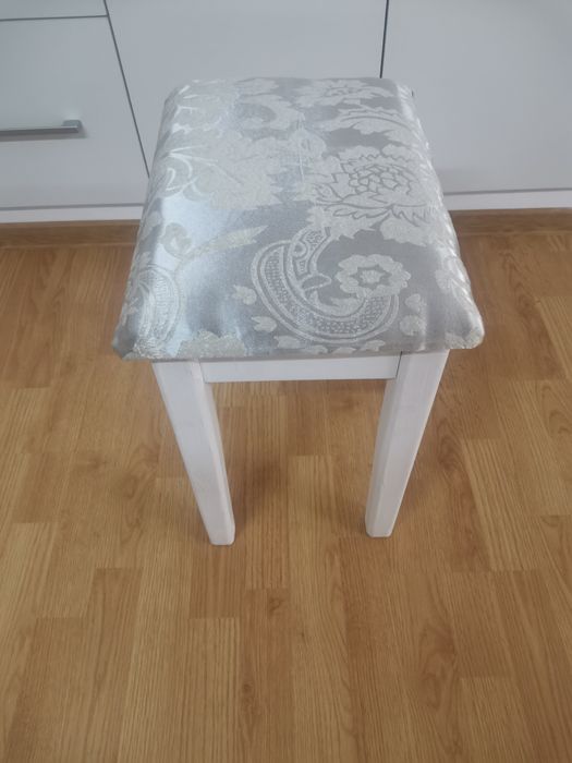 Tabureti cu sezut tapitat