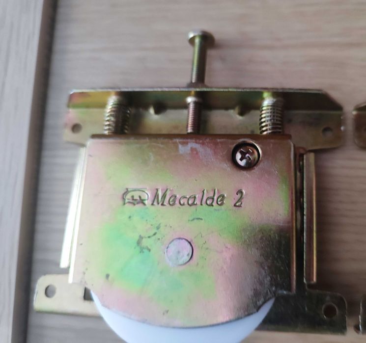 Колела/ролки за плъзгащи врати на гардероб