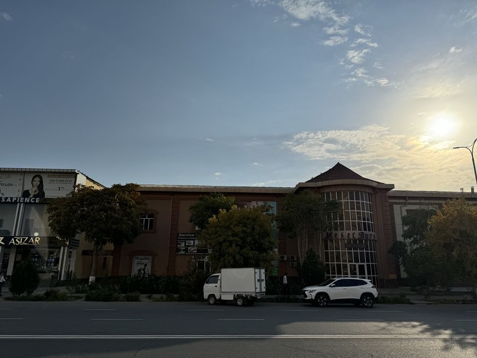 Шахар марказида Нотурар бино ижарага берилади