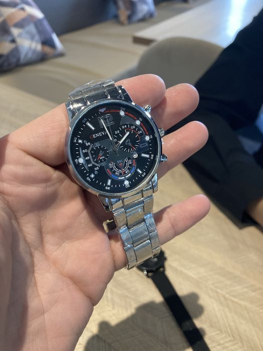 Продам новые часы за дешево.