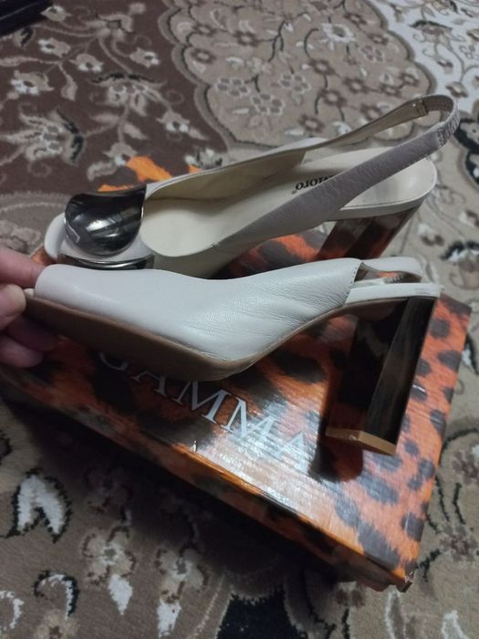 Женская обувь. Размер 39-40.