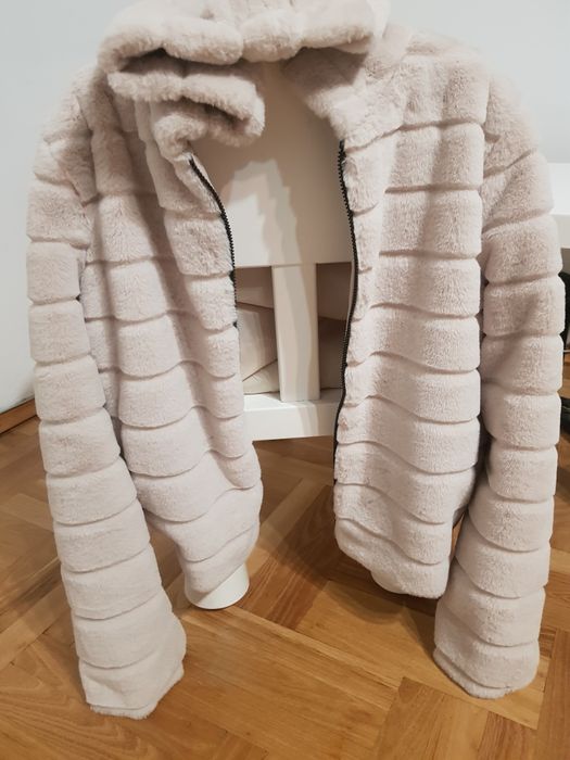 Страхохно пухкаво палто с изкуствен косъм