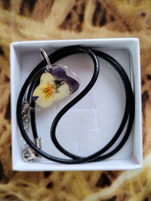 Обеци с клипси и колие от Avon