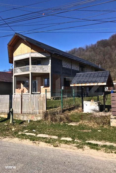 Casa (la rosu), Livada si Padure, Teren Generos si Plata Flexibila –