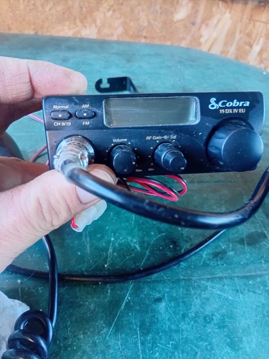 Statie auto emisie-receptie, cu antena