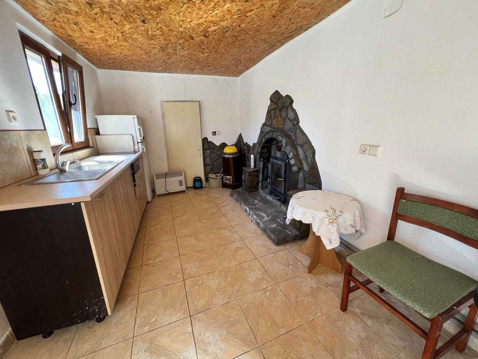 Тухлена къща в центъра на с. Здравец - 8670