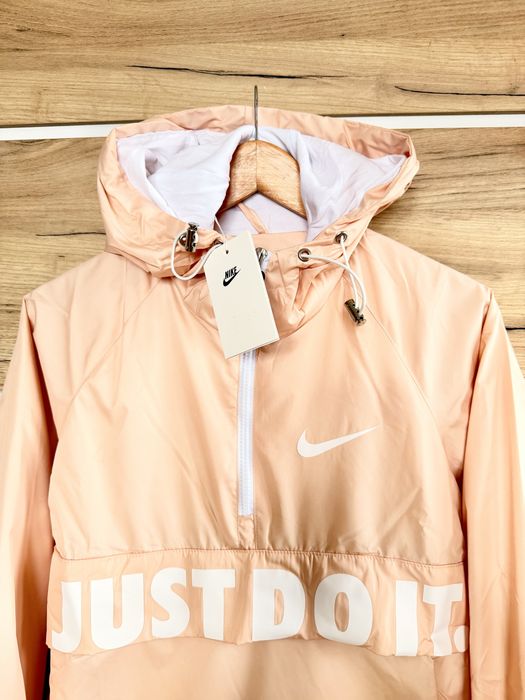 Разкошна много свежа пролетна ежедневна ветровка