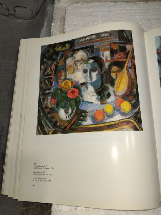 Продам  книгу на трех языках.