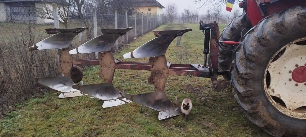 Vând plug reversibil cu trei brazde