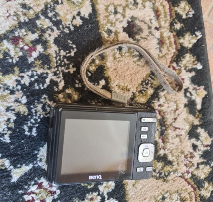 Lot telefoane pe butoane si aparat fotografiat