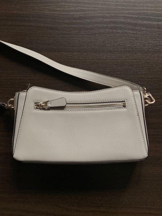 белая оригинальная сумка Guess
