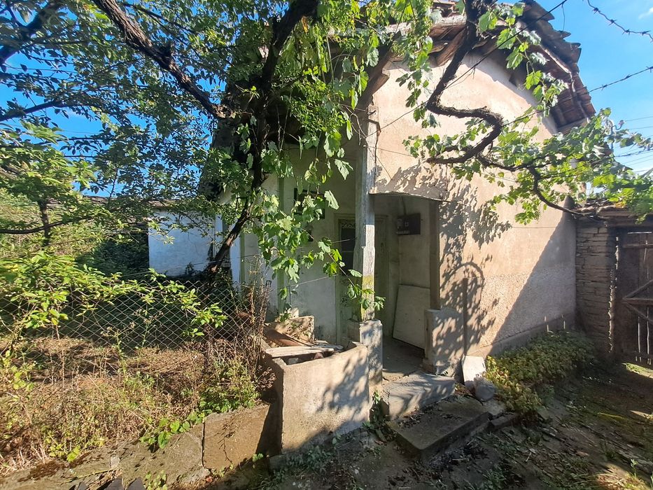 Продавам имот в с. Лешница, обл. Ловеч